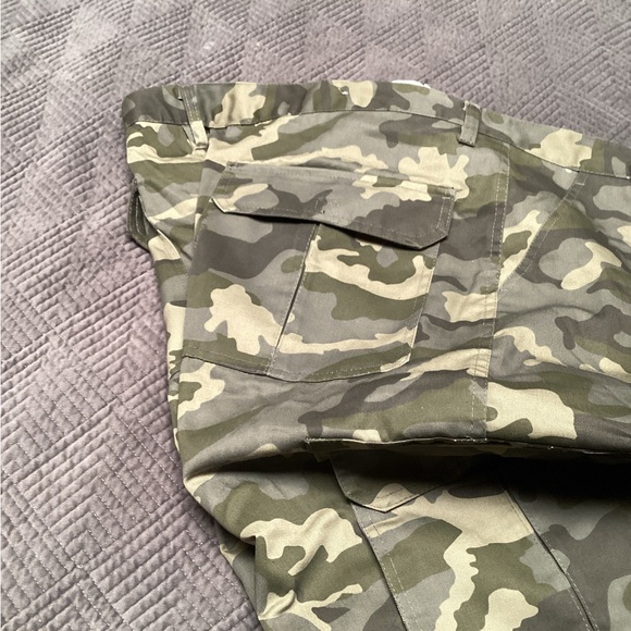 Jeanetix mens camouflage cargo pants, size W44/L33 inches - Picture 4 of 11